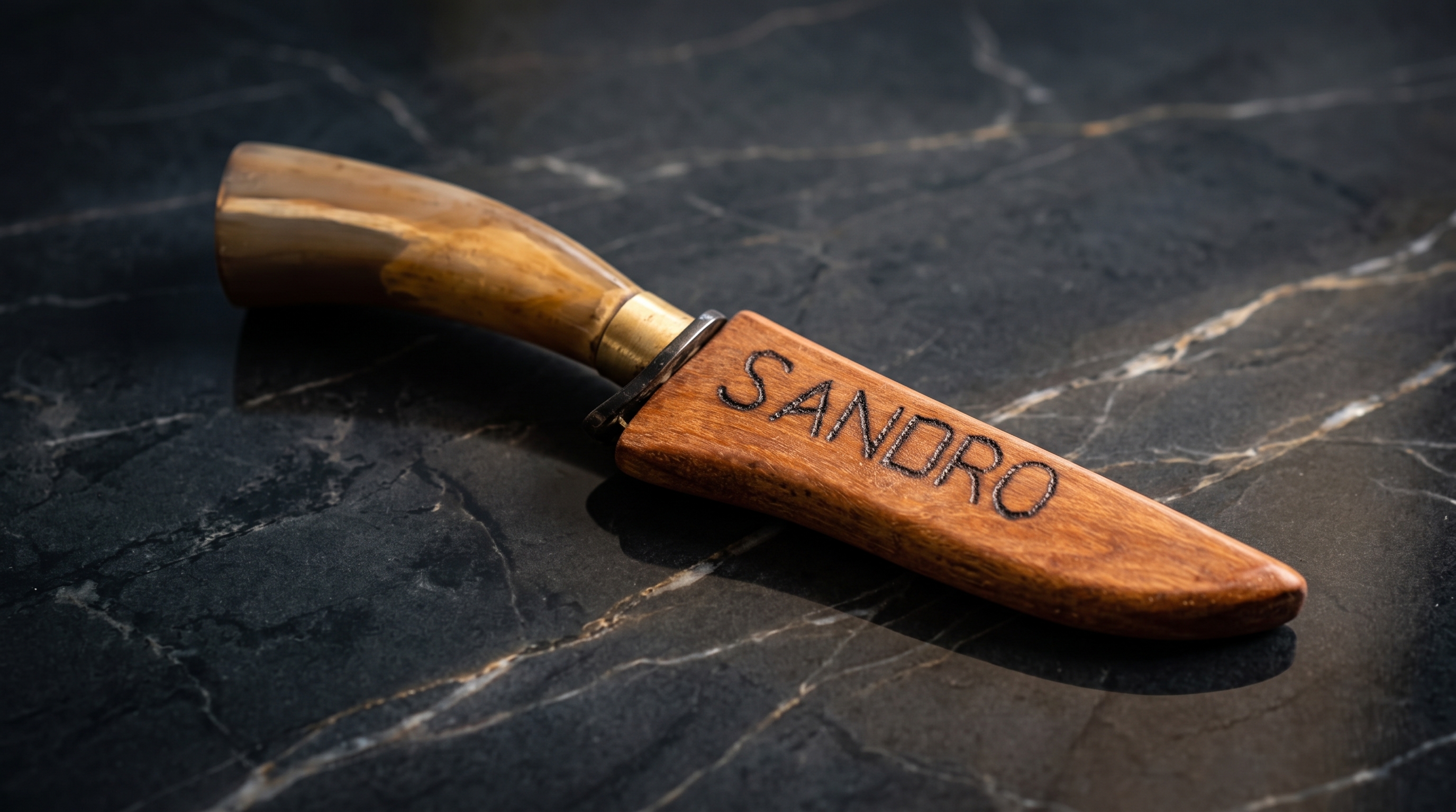 Faca artesanal customizada com gravação de nome SANDRO na bainha de madeira